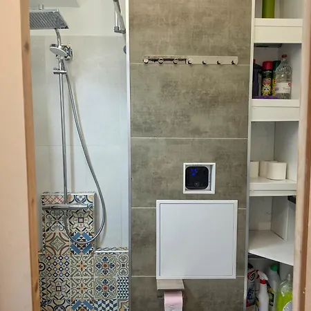 Apartmán Renovated 3-room With Parking Vallauris